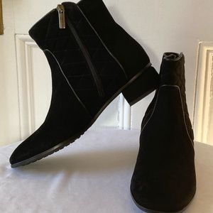 Aquatalia black suede quilted booties made in Italy sz 8 Excellent condition!